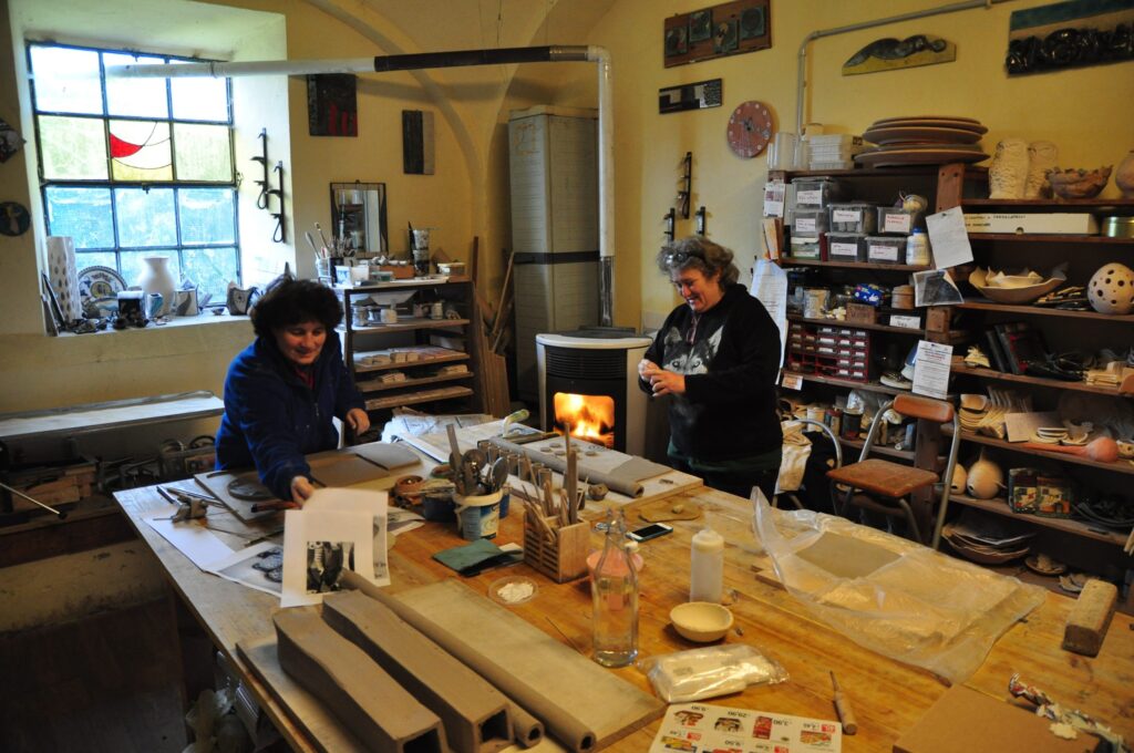 Sabina e Isabella nel laboratorio di ceramica